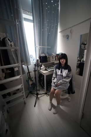 Downsized dwellings: Inside Tokyo's tiny living spaces | The Japan Times High Tech Living Room, Tech Living Room, Sound Proofing Apartment, Nakagin Capsule Tower, Tiny Living Space, Tiny Apartments, Livingroom Layout, Rustic Living Room, Tiny Living