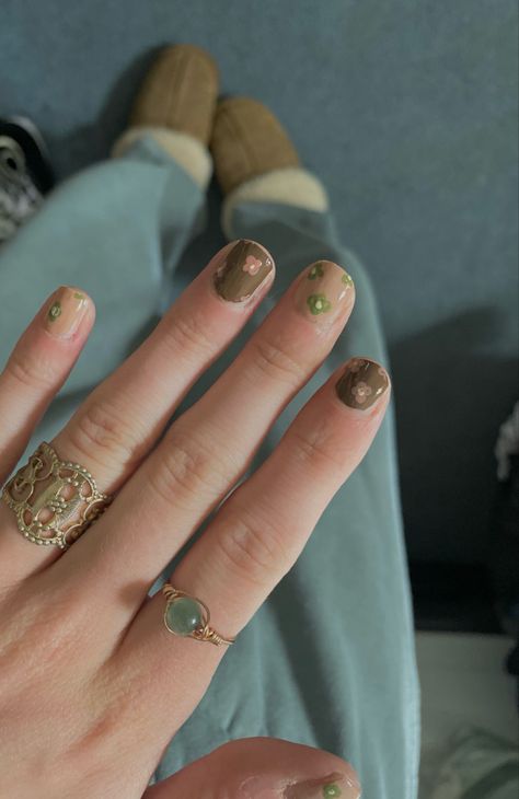 Earth Tone Nails Short, Green And Brown Short Nails, Granola Girl Nails Summer, Granola Nail Designs, Earth Tone Nails Designs Short, Green And Brown Nails Short, Earthy Gel Nails, Granola Girl Nail Ideas, Granola Nails Aesthetic