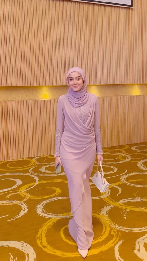 Malay Bridesmaid Dresses, Drapping Dress Ideas, Baju Kurung Moden Style, Hijab Office, Raya Outfit, Raya Design, Dress Brokat Modern, Eid Fashion, Nikah Outfit