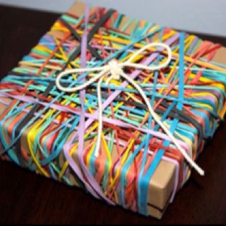 Funny Christmas Wrapping, Unique Gift Wrapping Christmas, Christmas Diy Gifts, Christmas Pranks, Prank Gifts, Gift Wrapping Techniques, Creative Money Gifts, Gifts Wrapping, Unique Gift Wrapping