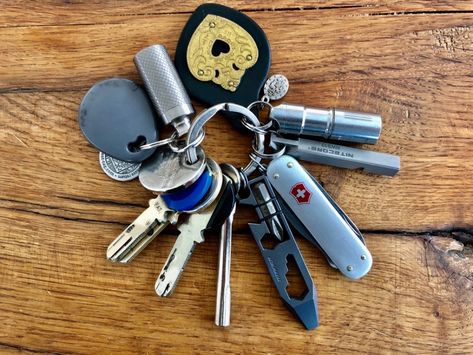 Edc Keychain Setup, Keychain Aesthetic Ideas, Edc Keychain, Edc Gadgets, Crafts Beads, Survival Supplies, Paracord Keychain, Pocket Dump, Carabiner Clip