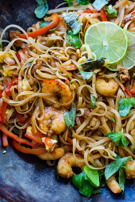 Shrimp Noodles Recipes, Shrimp Rice Noodles, Chinese Shrimp Recipes, Asian Shrimp, Food Shrimp, College Budget, Spicy Shrimp Recipes, Rice Noodle Recipes, Asian Vegetarian Recipes