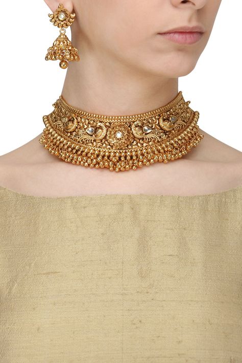 ANJALI JAIN Antique Gold Finish Kundan Stone Bird Choker Necklace Set.  Shop Now! #anjalijain #ethnic #antiquegold #kundan  #choker  #necklace #indianjewellery #indianfashion #indiandesigners #perniaspopupshop #happyshopping Antique Pendants Gold Indian, Gold Bridal Jewellery Indian, Gold Choker Necklace Indian Bridal, Gold Sets Jewelry Indian Design, Gold Choker Necklace Indian, Gold Antique Necklace, Choker Gold Necklace, Choker Necklace Indian, Antique Necklace Gold