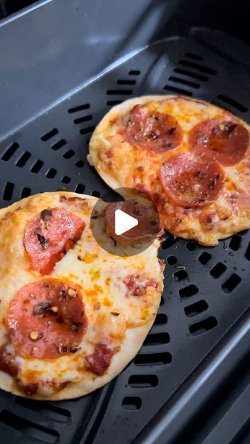 Kristy Hawk on Instagram: "Mini Tortilla Pizzas 🍕   I have had this lunch twice since finding the zero carb tortillas! So yummy and only 3g net carbs for both! 🙌🏼  RECIPE - Makes 2 mini pizzas  INGREDIENTS: 2 zero carb street taco tortillas  2 Tbsp Rao’s pizza sauce  1/2 cup shredded mozzarella cheese  6 slices of pepperoni  oregano & red pepper flakes to taste   STEPS:  1. Preheat your air fryer to 375 degrees F.  2. Place the tortillas in the air fry basket and top with pizza sauce, cheese, pepperoni and seasonings. (Or top with your favorite pizza toppings.) 3. Air fry at 375 for 5 minutes.   NUTRITION: 2 mini pizzas | 2.8g net carbs | 17.5g total carbs | 14.7g fiber | 215 calories | 14g protein | 16g fat | 1.1g sugar   #pizza #lowcarb #keto #airfryer #recipes #lunch #cooking #video Air Fried Pizza, Bagel Pizza Recipe, Fried Pizza, Bagel Thins, Cooking Timers, Pizza Fritta, Plain Bagel, Mini Bagels, Bagel Bites