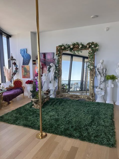 Burlesque Interior, Cute Living Room Decor, Pole Room, Plants Interior, Cute Living Room, Luxury Green, First Apartment Decorating, Dream Apartment Decor, Future Apartment Decor