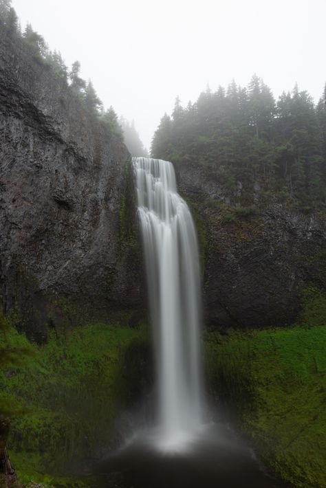 Salt Creek Falls Oregon. [4004x6000] [OC] Click the link for this photo in Original Resolution. If you have Twitter follow twitter.com/lifeporn5 for more cool photos. Thank you author: https://bit.ly/2R0AuvC Broadcasted to you on Pinterest by pinterest.com/sasha_limm Have The Nice Life! Exploring Oregon, Nice Life, Background Nature, Scenery Photos, Amazing Landscapes, Nature Wallpapers, Nature Scenery, Nature Background, National Photography