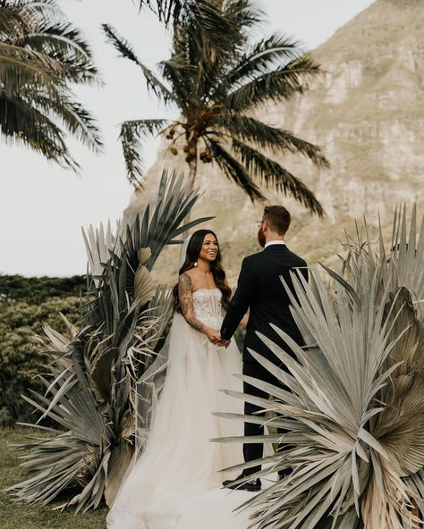 Sculptural floral arrangements shaped this couple’s wedding in the middle of a jungle in Hawaii. 🌺 From the asymmetric palm ceremony altar to the Ikebana centerpieces—all using flowers local to the island—transformed each space. See each defining element of the modern-meets-tropical celebration at the link in bio. 🌴 📷: @keanibakula 📋: @forever_amour_events 💐: @meidayhawaii 🎥: @twinfinfilmworks 👗: @musebyberta 📍: @kualoaranchweddings 💇‍♀️: @_jt_hair_ 💄: @revealhairandmakeup 💌: @funkyolivedesig... Jungle Wedding Cake, Filipino Inspired Wedding, Tropical Centerpieces Wedding, Minimalist Tropical Wedding, Tropical Wedding Centerpieces, Tropical Centerpieces, Ceremony Altar, Jungle Wedding, Bali Wedding