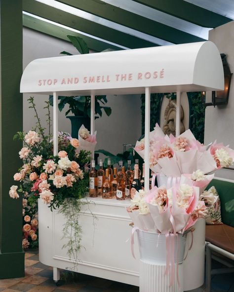 Fresh flower cart with take-home blooms for every guest. Event planning and management @mavenpr.agency Venue @entrecotemelbourne Styling team @apeachyaffairevents @feelingfloral_ @event.signs @prop_empire @cloudatelier.co @khalia_designs @tenacresagency #EntrecoteMelbourne #FrenchRosé #SpringlnTheAir #RoséAllDay #activation Vanity With Flowers, Activations For Events, Boutique Vendor Booth Ideas, Crepe Stand, Flower Booth, Flower Carts, Floral Bar, Ideas Negocios, Flower Shop Decor