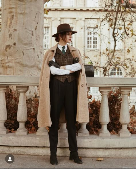 Sherlock Outfit, World Book Day Outfits, Detective Costume, Detective Outfit, Spy Outfit, Female Detective, Detective Aesthetic, Women Wearing Ties, Classic Vintage Style