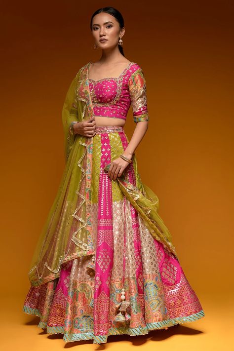 Sabyasachi Multicolor Lehenga, Mehendi Lehenga Brides, Mehndi Outfit Simple, Mehndi Lehnga Designs, Simple Mehendi Outfits For Bride, Mehandi Dresses Mehndi Outfit, Mehendi Bridal Outfit, Mehndi Lehnga, Multicolour Lehenga