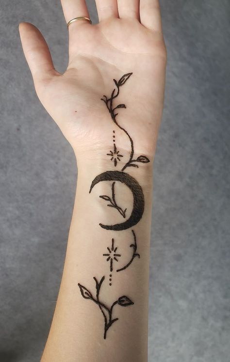 Greek Henna Designs, Wiccan Henna Designs, Moon With Vines Tattoo, Hand Tattoos Goth, Gothic Henna Designs, Moon Design Mehendi, Witchy Henna Designs, Mehndi Designs Moon, Simple Tattoos Hand