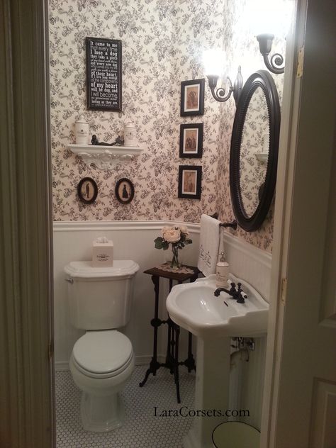 Antique Small Bathroom, Victorian Small Toilet Room, Vintage Style Toilet, Vintage Half Bathroom Ideas, Tiny Antique Bathroom, Vintage Restroom, Small Victorian Bathroom, Antique Toilets Vintage, Victorian Bathroom Accessories