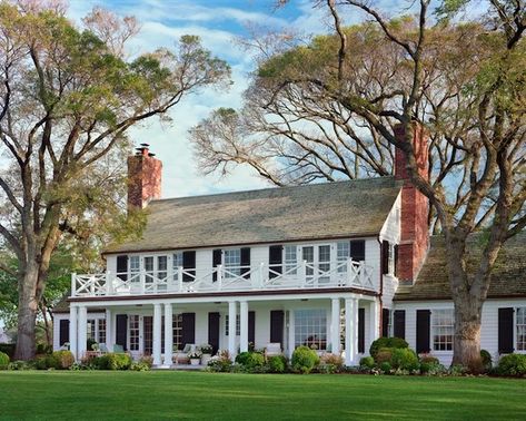 Long Island House, East Hampton Houses, Colonial House Exteriors, Hampton House, Colonial Exterior, Casas Coloniales, House With Porch, Colonial Revival, East Hampton