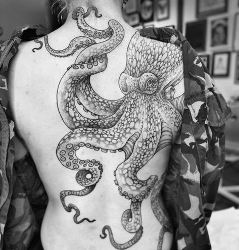 Dmitriy Tkach - INKPEDIA Splatter Tattoo, Octopus Photography, Tattoo Octopus, Unusual Tattoo, Octopus Tattoo Design, Tattoo Spots, Octopus Tattoos, Pokemon Tattoo, Octopus Tattoo