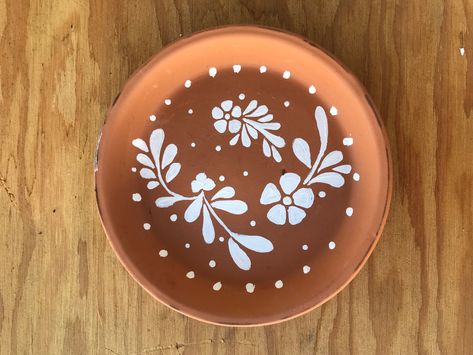 Terracotta Plate Painting Ideas, Terracota Plate Painting, Terracota Plates, Terracotta Trinket Dish, Teracota Bowls, Plate Wall Art, Plate Art, Flower Diy Crafts, Painted Pots