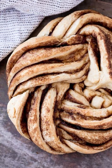 Cinnamon Roll Twist Bread gives you an impressive way to present the classic cinnamon roll flavors. And it's a lot easier than it looks! Artisan Cinnamon Bread, Cinnamon Roll Flavors, Cinnamon Breads, Pretty Bread, Twist Recipes, Twisted Bread, Fancy Bread, Twist Bread, Bread Twists