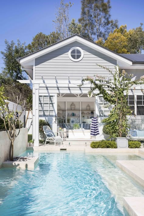 Hamptons style swimming pool and pergola Update Backyard, Backyard Oasis On A Budget, Hamptons House Exterior, Hamptons Beach House, Hamptons Style Homes, Small Bungalow, Pool Backyard, Backyard Oasis Ideas, Beach House Exterior