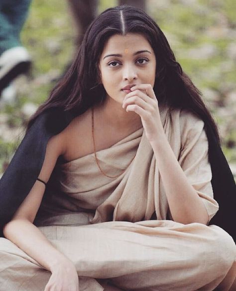 Chokher Bali, Aishwarya Rai Without Makeup, Aishwarya Rai Images, Bride And Prejudice, Aishwarya Rai Pictures, Aishwarya Rai Photo, Ideal Beauty, Indian Photoshoot, Aishwarya Rai Bachchan