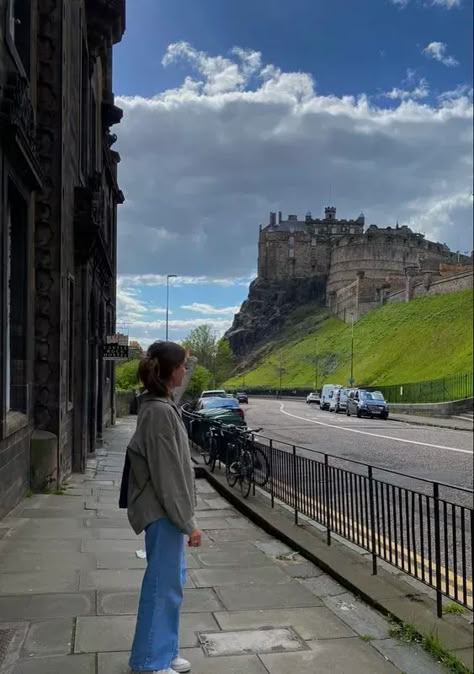 Traveling To Scotland Outfits, Edinburgh Scotland Aesthetic Outfits, Living In Edinburgh Aesthetic, Scotland Outfit Aesthetic, Living In Scotland Aesthetic, Edinburgh Life Aesthetic, Scotland Summer Aesthetic, Edinburgh Scotland Aesthetic Summer, Outfits Edinburgh