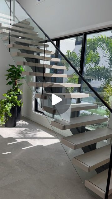 Susanna Tolo on Instagram: "How fabulous is a floating staircase 😍. Especially one that overlooks an outdoor garden…so much wonderful light streaming in!. I can’t wait to share more of the “Miami 45” by @neptunehomes 🏠. Display hole now open at Skyridge Estate on the Gold Coast). . . . #neptunehomes #floatingstaircase #staircasedesign #skyridgeestateqld" Floating Staircase Modern, Outdoor Staircase Design, Glass Staircase Ideas, Glass Staircase, Floating Stairs, Floating Staircase, Modern Staircase, Staircase Design, Staircases