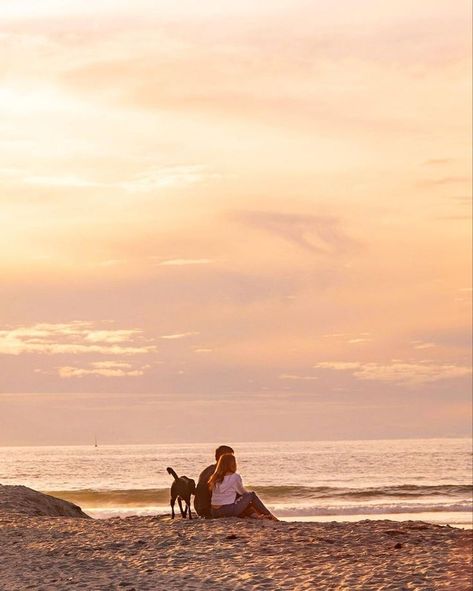 Couple With Dog Illustration, Summer Couple Photoshoot With Dog, Couple With Dog Aesthetic, Dog Beach Pictures, Beach Dog Photos, Golden Retriever Beach, Surf Couple, Dog Family Pictures, Couple Beach Pictures