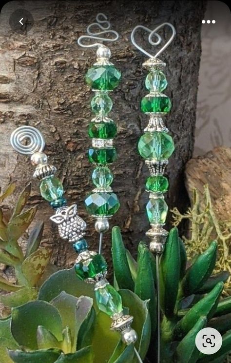 Garden Totem, Unique Garden Art, Garden Art Ideas, Plant Stakes, Med Tech, Fairy Garden Crafts, Decorative Garden Stakes, Garden Whimsy, Glass Garden Art