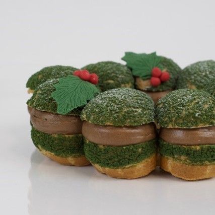 Christmas Choux Wreath, Eclairs Flavors, Choux Christmas, Choux Wreath, Strawberry Gateau, Christmas Patisserie, Cream Puff Flavors, French Christmas Desserts, Chocolate Cake Toppers