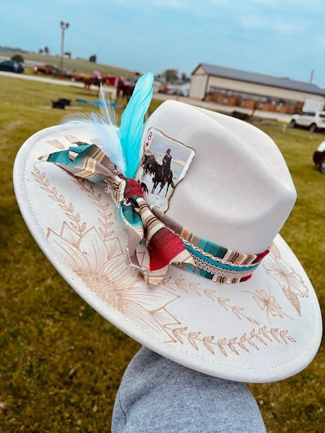 Womens Western Hats, Charlie 1 Horse Hat, Cowboy Hat Design, Custom Cowboy Hats, Cowgirl Accessories, Beaded Shoes, Felt Cowboy Hats, Painted Hats, Looks Country