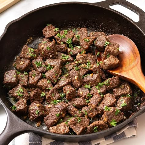 Enjoy the delicious flavor of garlic butter steak bites without a full steakhouse dinner. These easy-to-make bites are packed savory goodness. Garlic Butter Steak Bites, Butter Steak Bites, Steak Bites Recipe, Mignon Steak, Butter Steak, Garlic Butter Steak, Steak Butter, Steak Bites, Recipes To Try