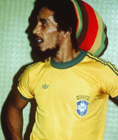 #ReggaeHeart 💚On Pinterest dedicated to #BobMarley 💚 #MemoriesOfJahPeople #Wailers #TuffGong »Bob Marley @Milan, Italy, June 1980« Photo by Lynn Goldsmith @MemoriesOfJahPeople Bob Marley Tattoo, Arte Bob Marley, Celebrity Bobs, Bob Marley Legend, Road Music, Starboy The Weeknd, Bob Marley Pictures, Lynn Goldsmith, Jamaica Reggae