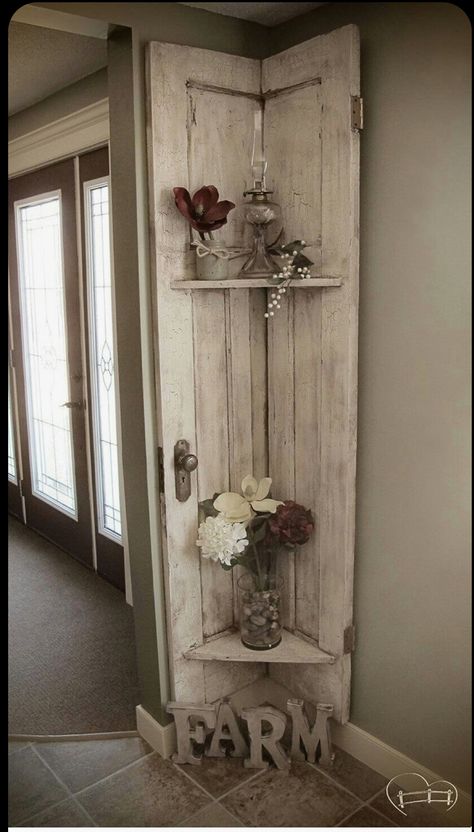 Jendela Vintage, Barn Door Decor, Old Barn Doors, Diy Rustic Home, Rustic Country Home, Rustic Shelves, Old Door, Country Farmhouse Decor, Diy Door