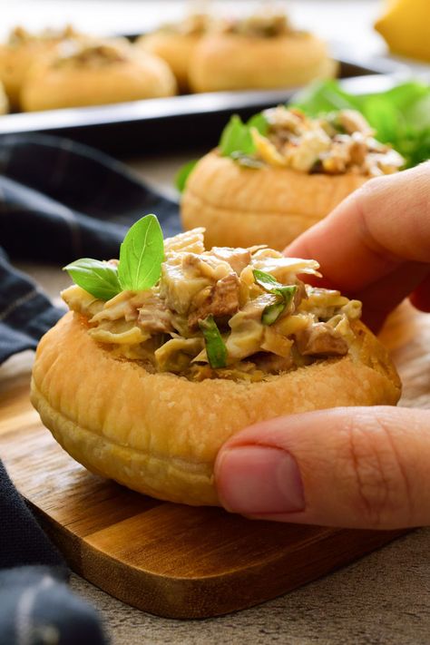 These mushroom and artichoke pastry cups are the perfect vegan party food! They’re quick and easy to prepare with a creamy filling that bursts with the flavours of the Mediterranean! Mushroom Artichoke, Pastry Cups, Horderves Appetizers, Pea Pesto, Vegan Party Food, Vegan Party, Vegan Fish, Fish Tacos Recipe, Vegan Mayonnaise