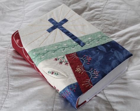 Fabric Bible Cover Pattern, Sewn Bible Cover, Bible Cover Ideas Fabrics, Bible Book Covers Diy, Embroidery Bible Cover, Patchwork Book Cover, Embroidered Bible Cover, Quilted Bible Cover, Bible Covers Diy