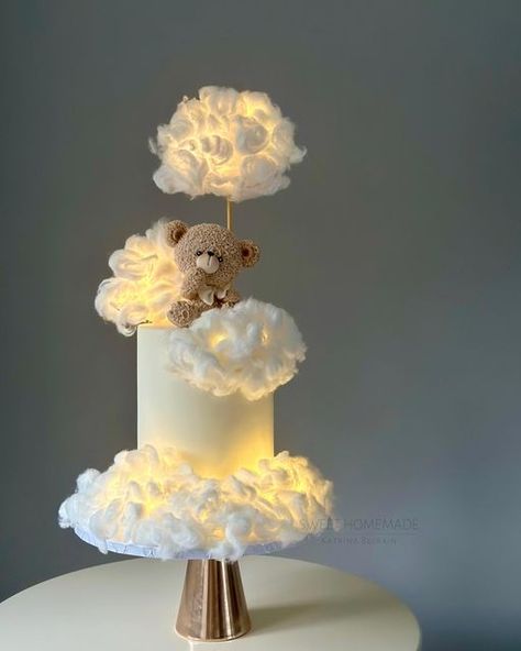 How To Make Clouds On A Cake, Heaven Themed Cake, Figure Cake Designs, Cloud Nine Baby Shower Cake, Cloud Cake Ideas, Cloud Baby Shower Cake, Cloud Theme Cake, Cake With Clouds, Baby Cake Ideas