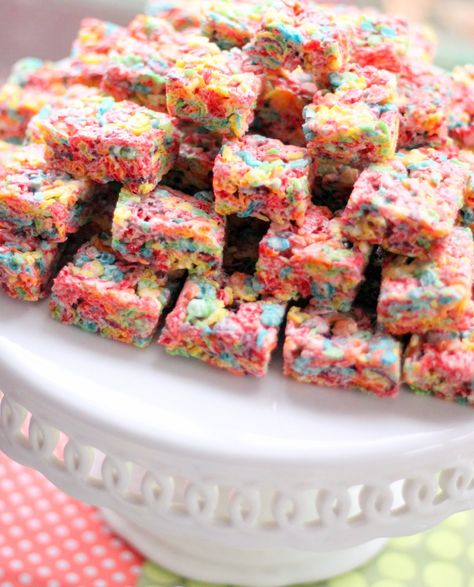 4de Verjaardag, Unicorn Food, Rainbow Unicorn Birthday Party, Rainbow Unicorn Party, Trolls Birthday Party, Unicorn Themed Birthday Party, Rainbow Parties, Rainbow Unicorn Birthday, Krispy Treats