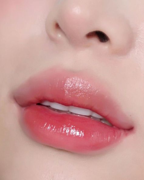 Different Lips Types, Types Of Lips, Heart Shaped Lips, Lip Types, White Skin Tone, Tinted Gloss, Face Brightening, Healthy Lips, Ethereal Makeup