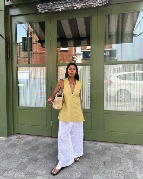 It’s Official: These Are the Best Trousers According to Style Experts Monikh Dale Style Summer, Black Thread Necklace, Linen Summer Outfits, Monikh Dale, Thailand Outfit, Thread Necklace, Style Muse, Summer Linen, Black Thread