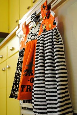 Halloween kitchen towels Dish Towel Crafts, Halloween Sewing Projects, Halloween Kitchen Towels, Halloween Sewing, Diy Towels, Towel Dress, Holiday Sewing, Fall Sewing, Adornos Halloween