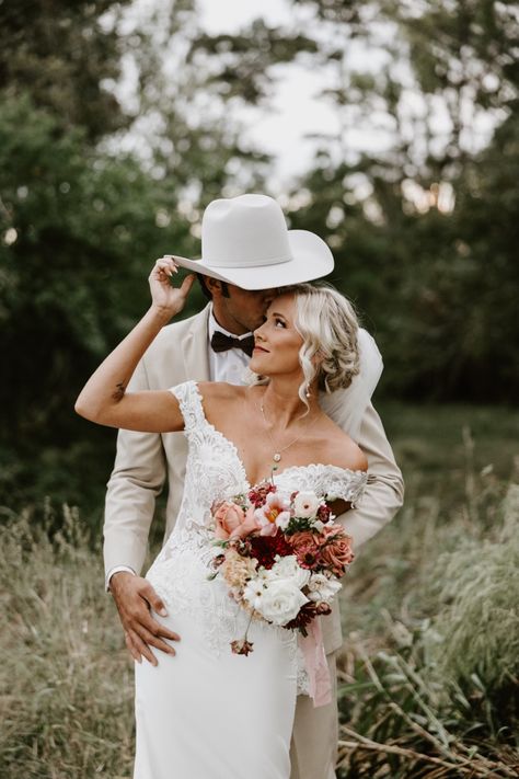 Country Wedding Bride And Groom, Cowboy Suits For Men Wedding, Grooms Wearing Hats, Western Bride And Groom, Groom With Cowboy Hat, Bride And Groom Pictures Country, Cowboy Hat Wedding, Western Wedding Photo Ideas, Western Wedding Groom