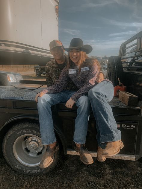 Couple Goal Western, Punchy Couple, Rodeo Relationship Goals, Rodeo Couple Pictures, Western Relationship Goals, Cute Western Couples, Rodeo Boyfriend, Country Couples Teenage, Cute Country Relationship Goals