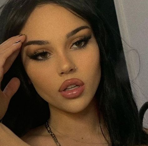 Teal Van Doren, Vicious Prince, Feminine Makeup, Dark Makeup Looks, Royal Elite, Van Doren, Makijaż Smokey Eye, Maggie Lindemann, Edgy Makeup