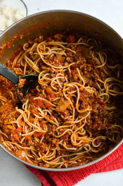 Mushroom Spaghetti Sauce with Ground Beef Ground Beef Red Sauce Pasta, Easy Beef Bolognese Recipe, Spaghetti Recipes With Ground Beef, Spaghetti Sauce With Mushrooms, Meat Sauce Recipe Easy, Ground Beef Mushroom Recipe, Spaghetti Sauce With Ground Beef, Beef Bolognese Recipe, Spaghetti With Mushrooms