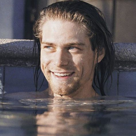 Just Kurt, smiling in a swimming pool. #kurtcobain#bleach#nevermind#inutero#grunge#punkrock#90s#nirvana Curco Vein, Nirvana Lyrics, Kurt Cobain Photos, Kurt Nirvana, Donald Cobain, Krist Novoselić, Kurt Cobain Nirvana, Nirvana Kurt Cobain, Nirvana Kurt