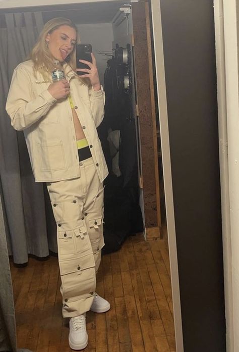 Paige Bueckers Style, Paige Bueckers Mirror Selfie, Paige Bueckers Outfits, Paige Buekers, Pagie Bueckers, Madison Paige, Basketball Girlfriend, Paige Bueckers, Uconn Womens Basketball