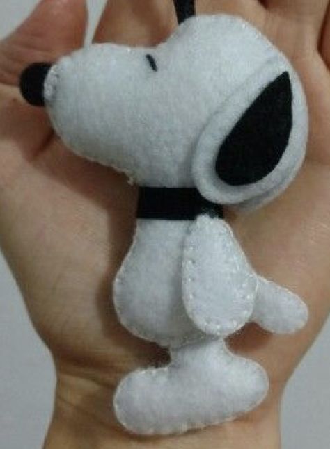 Snoopy Felt Pattern, Snoopy Felt Ornament, Felt Snoopy, Charlie Brown Halloween, Felt Pattern, Felt Patterns, Clay Design, Felt Ornaments, Travel Pillow