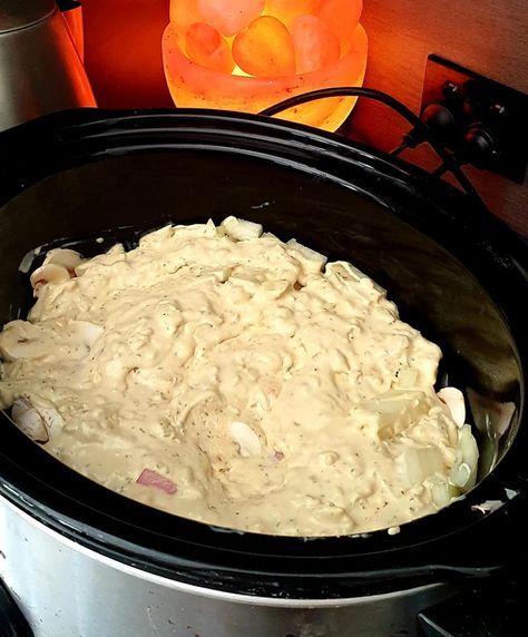 Slow Cooker Chicken Carbonara, Crock Pot Chicken Carbonara, Chicken Carbonara Crockpot, Slow Cooker Carbonara, Crockpot Chicken Carbonara, Cabanara Pasta, Continental Chicken, Chicken Carbonara Recipe, Chicken Carbonara