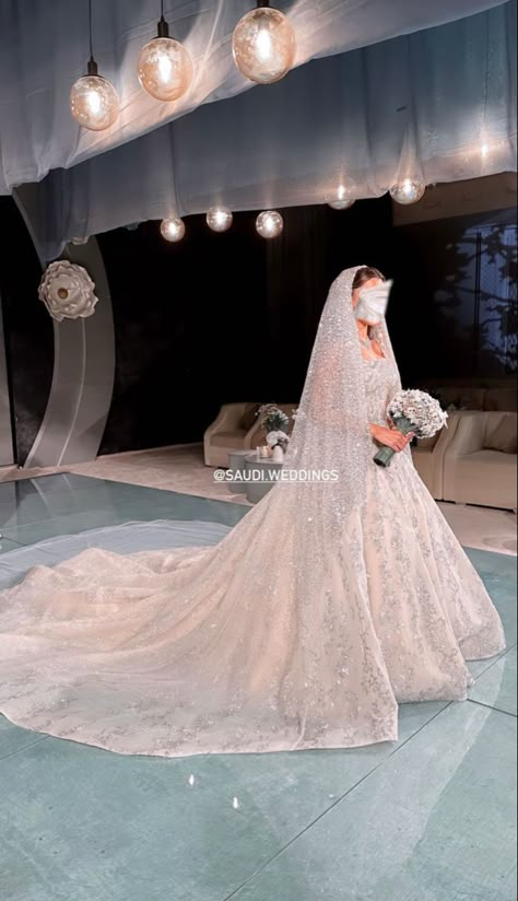 Arab White Wedding Dress, Emirati Wedding Dress, Iraqi Wedding Dress, Arabic Wedding Dress Dubai, Middle Eastern Wedding Dress, Arab Wedding Dresses, Arabian Wedding Dress, Wedding Outfits With Hijab, Wedding Dresses Arab