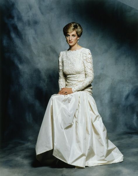 If It's Hip It's Here | The latest in global design and creativity Prins William, Princess Diana Fashion, Princess Diana Photos, Princess Diana Pictures, Diana Fashion, Led Fashion, Diana Princess, Mario Testino, Lady Diana Spencer