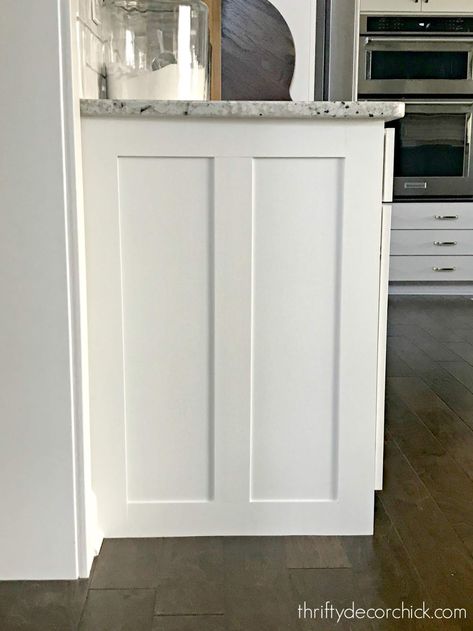 How to upgrade the end of your builder grade cabinets from Thrifty Decor Chick Builder Grade Cabinets, Kitchen Renovation Diy Ideas, Kitchen With White Cabinets, Builder Grade Kitchen, Architecture Renovation, Thrifty Decor Chick, Kitchen Finishes, Diy Kitchen Renovation, Builder Grade