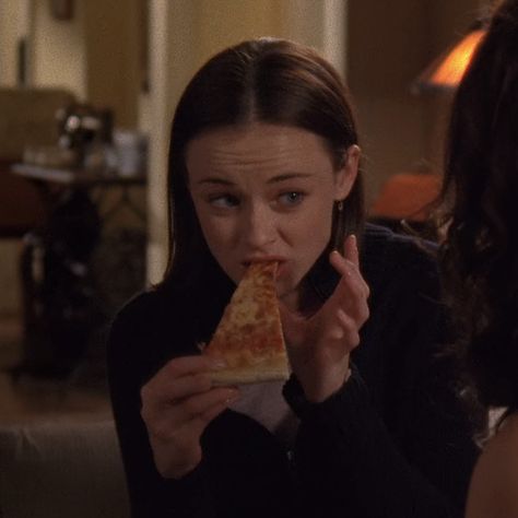 Rory Gilmore Aesthetic, Gilmore Aesthetic, Gilmore Girls Aesthetic, Team Logan, Aesthetic Tips, Aesthetic 2024, Gilmore Girl, Alexis Bledel, Lorelai Gilmore